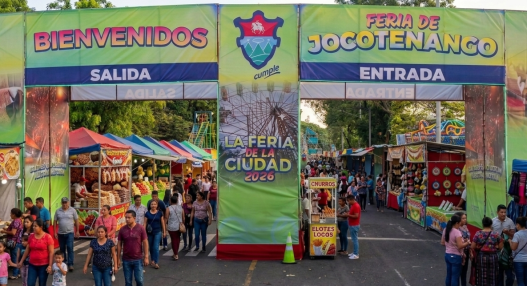 Miles de guatemaltecos visitan la Feria de Jocotenango durante las celebraciones en honor a la Virgen de la Asunción. (Foto: Jordy Jiménez/ AUN)