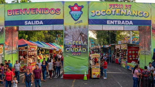 Miles de guatemaltecos visitan la Feria de Jocotenango durante las celebraciones en honor a la Virgen de la Asunción. (Foto: Jordy Jiménez/ AUN)