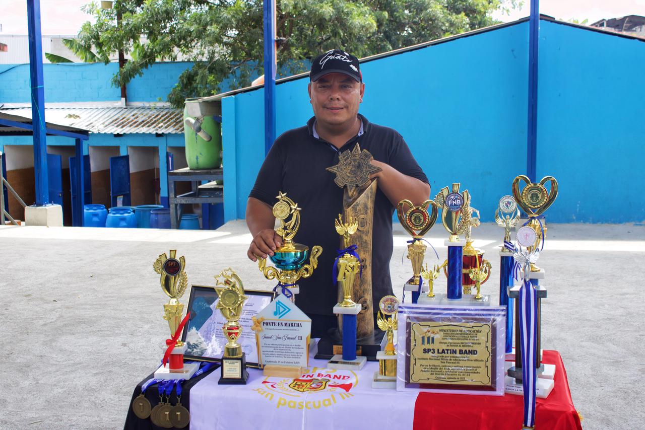 A lo largo de su trayectoria, el instructor ha dirigido 42 bandas escolares y ha participado en procesos de formación, competencias y actividades musicales. (Foto: Allisón Bonilla / AUN)
