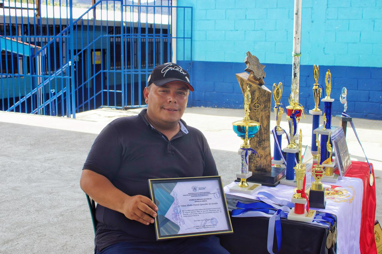 El instructor destaca que las bandas escolares han evolucionado con nuevos ritmos y propuestas, convirtiéndose también en espacios para preservar la identidad cultural y representar a Guatemala. (Foto: Allisón Bonilla / AUN)